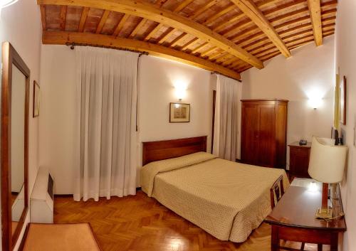 a bedroom with a bed and a wooden floor at Hotel Riviera dei Dogi in Mira