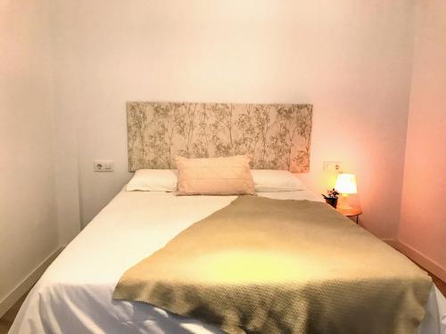 Schlafzimmer mit einem großen Bett mit Kopfteil in der Unterkunft El Rincon de Miguel junto al Guadalquivir in Sevilla