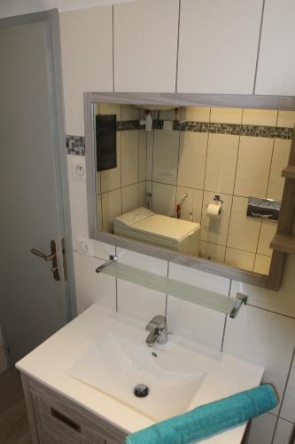 une salle de bain avec un lavabo et un miroir dans l'établissement La Terrasse du Pecheur, à Marseille