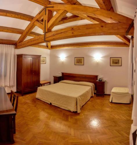 a bedroom with a bed and a wooden floor at Hotel Riviera dei Dogi in Mira