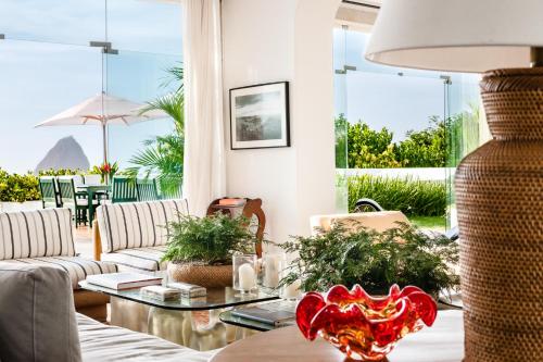 a living room with a couch and a table at Vila Santa Teresa in Rio de Janeiro