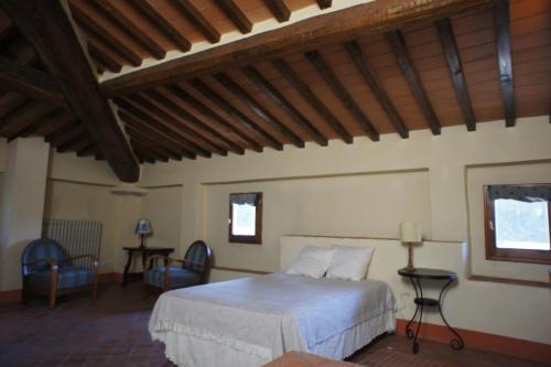 Un pat sau paturi într-o cameră la Le Rose al Nibbio in Toscana