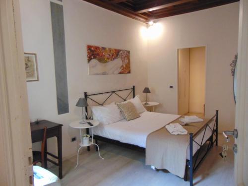 1 dormitorio con 1 cama y 2 mesitas de noche en Bargello Guest House, en Florencia
