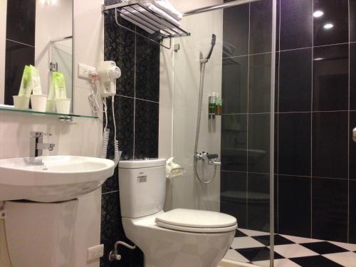 Doll House Lodge في هنغتشون أولد تاون: حمام مع مرحاض ومغسلة ودش