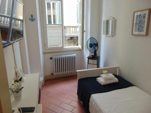 フィレンツェにあるミケランジェロズ ルレのベッドと窓が備わる小さな客室です。