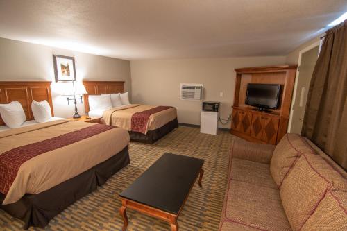 A bed or beds in a room at The Crow Peak Lodge