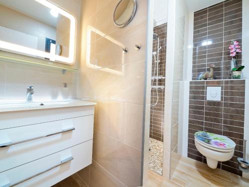 バニョル・アン・フォレにあるAppartement Villa Quietudeのバスルーム(シャワー、トイレ、シンク付)