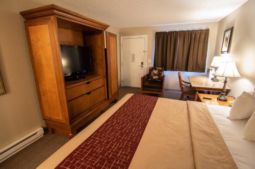 Postel nebo postele na pokoji v ubytování The Crow Peak Lodge