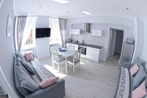 Kuchyňa alebo kuchynka v ubytovaní Apartamenty Zamkowa