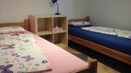 um quarto com duas camas e uma mesa de cabeceira em Apartment Ivano em Fažana