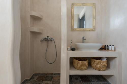 bagno con lavandino e specchio di Samsara Private Villas a Megalochori