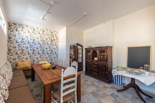 a living room with a table and a tv at Quinta da Paz B&B in Portimão