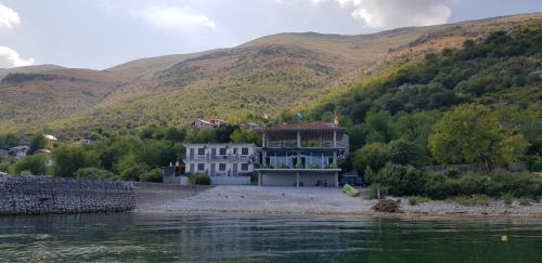 ein Haus am Ufer eines Wasserkörpers in der Unterkunft B&B BALANI Rooms in Shkodra