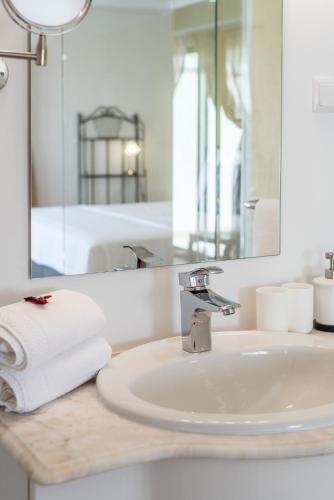 a bathroom with a sink and a mirror at Quinta da Paz B&B in Portimão