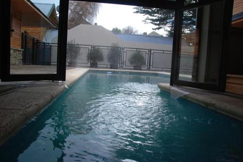 una piscina en medio de una casa en Departamento de Alquiler Turistico en San Martín de los Andes