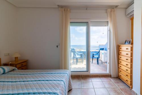 1 dormitorio con cama y vistas al océano en Urbanización Cala fría (Faro Cabo de Palos), en Cabo de Palos