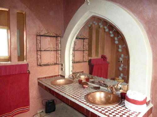 a bathroom with two sinks and a large mirror at Riad-villa Agadir-Taroudant in Sidi Boumoussa