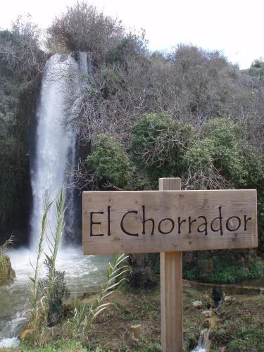 a sign that says el choror in front of a waterfall at Casa Esquilador in Navarrés
