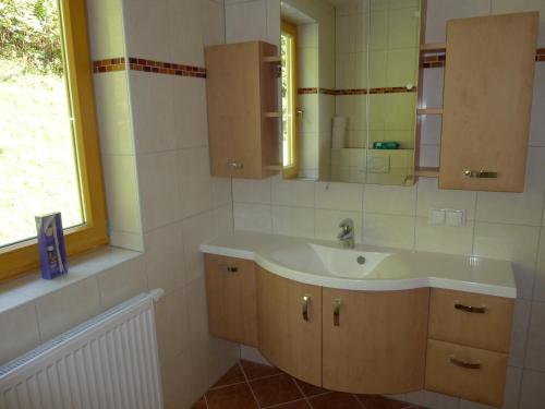 Et badeværelse på Vronis Landhaus Apartments
