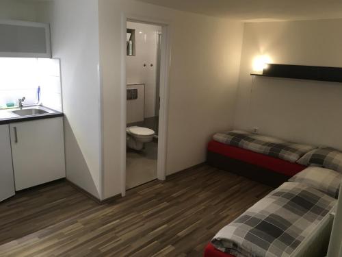 ein Badezimmer mit 2 Betten, einem Waschbecken und einem WC in der Unterkunft Apartment Za Poštou in Bělkovice
