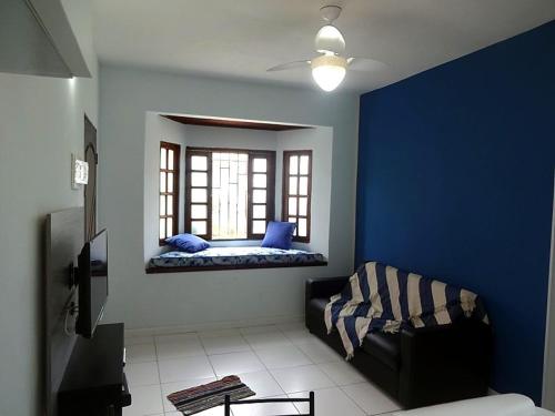 a blue room with a couch and a window at Vianna de Boracéia in Boracéia