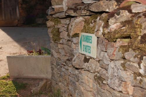 una señal en el costado de una pared de piedra en Domaine de la Saule, en Jalogny