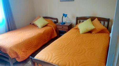En eller flere senge i et værelse på Hostal Miramar