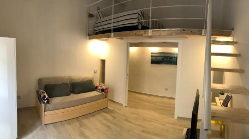 uma sala de estar com um sofá e um beliche em Suite Contè em Nápoles