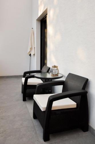 three black chairs and a table in a room at Rezidencia Amélia in Bardejovské Kúpele