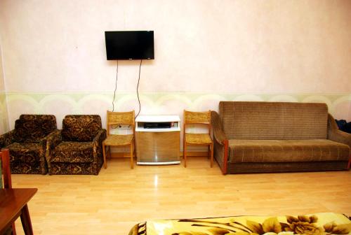 salon z 2 kanapami i telewizorem z płaskim ekranem w obiekcie Большая комната w Odessie
