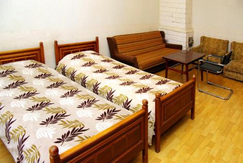 sypialnia z 2 łóżkami i krzesłem w obiekcie Большая комната w Odessie