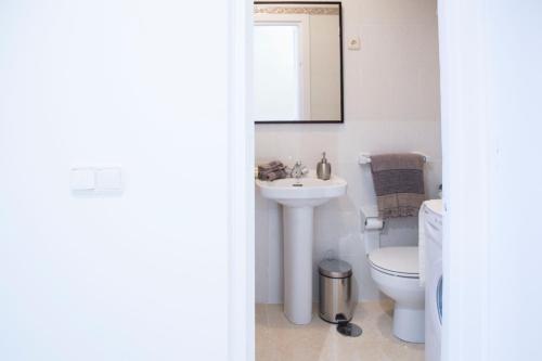 een badkamer met een wit toilet en een wastafel bij CASA TIKI in Estepona