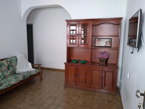 ein Wohnzimmer mit einem Sofa und einem Schrank in der Unterkunft Casa na orla da Praia do Forte in Cabo Frio