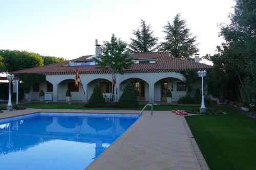 una casa con piscina en un patio en Villamercedes Estudio 3, en Salamanca