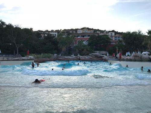 un groupe de personnes dans un parc aquatique dans l'établissement Les Restanques, Bastides vue Golfe Saint Tropez, à Grimaud