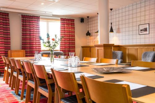 a conference room with a long table and chairs at Åre Travel - Tottbacken in Åre