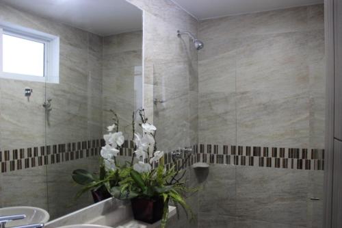 Salle de bains dans l'établissement ARI Hotel