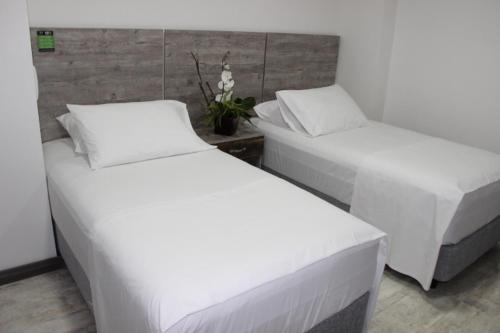 Un ou plusieurs lits dans un hébergement de l'établissement ARI Hotel