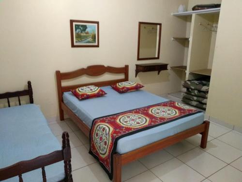 卡波布里奧的住宿－Casa na Praia do Forte，一间卧室配有两张床和镜子