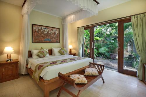 En eller flere senge i et værelse på The Buah Bali Villas