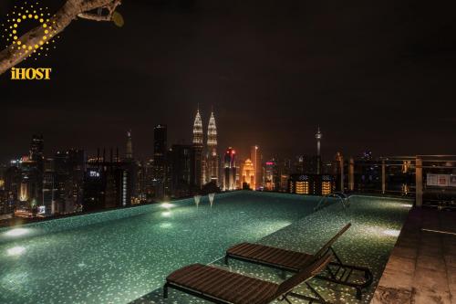 basen na dachu budynku z panoramą miasta w obiekcie Expressionz 48th floor Sky Pool w Kuala Lumpur