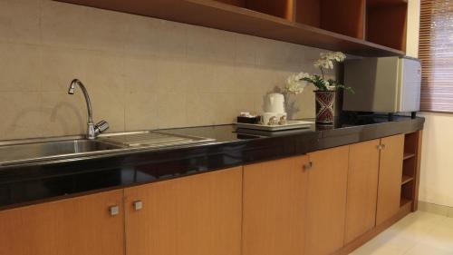 eine Küche mit einer Spüle und einer Arbeitsplatte in der Unterkunft Safari Resort in Puncak