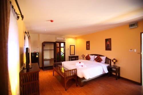 a bedroom with a large white bed in a room at Chiang Mai Boutique House in Chiang Mai