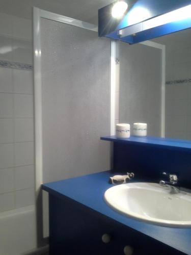 y baño con lavabo y espejo. en Cordon Balcon Du Mont Blanc, en Cordon