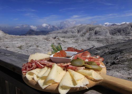 a plate of food on top of a mountain at Camping Castelpietra in Fiera di Primiero