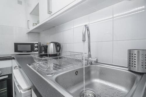 Virtuvė arba virtuvėlė apgyvendinimo įstaigoje Quiet 1 Bed Apartment Pimlico