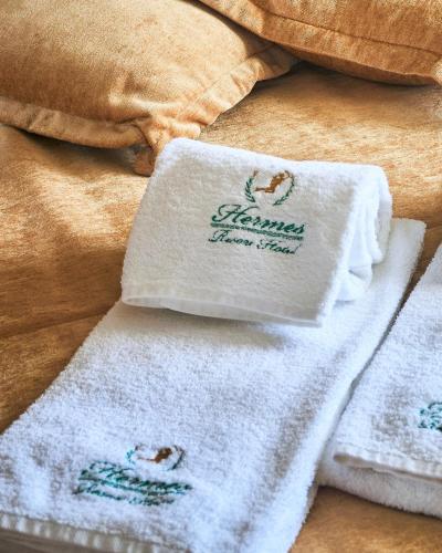 Un certificado, premio, letrero u otro documento en Hermes Resort Hotel