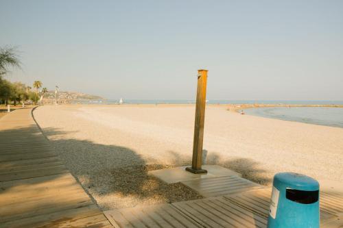 a sandy beach with a pole on the beach at Oporto in Benicàssim
