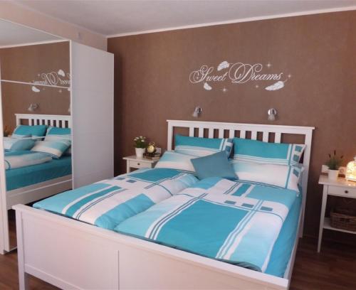 um quarto com 2 camas com lençóis azuis e brancos em Ferienhaus Agnes em Ramberg