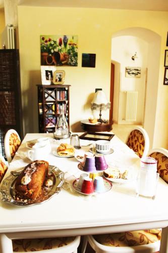 un tavolo con un piatto di cibo sopra di Il Giardino del Melograno a Martina Franca